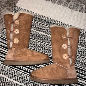 Size 8 three button mid calf Ugg boots